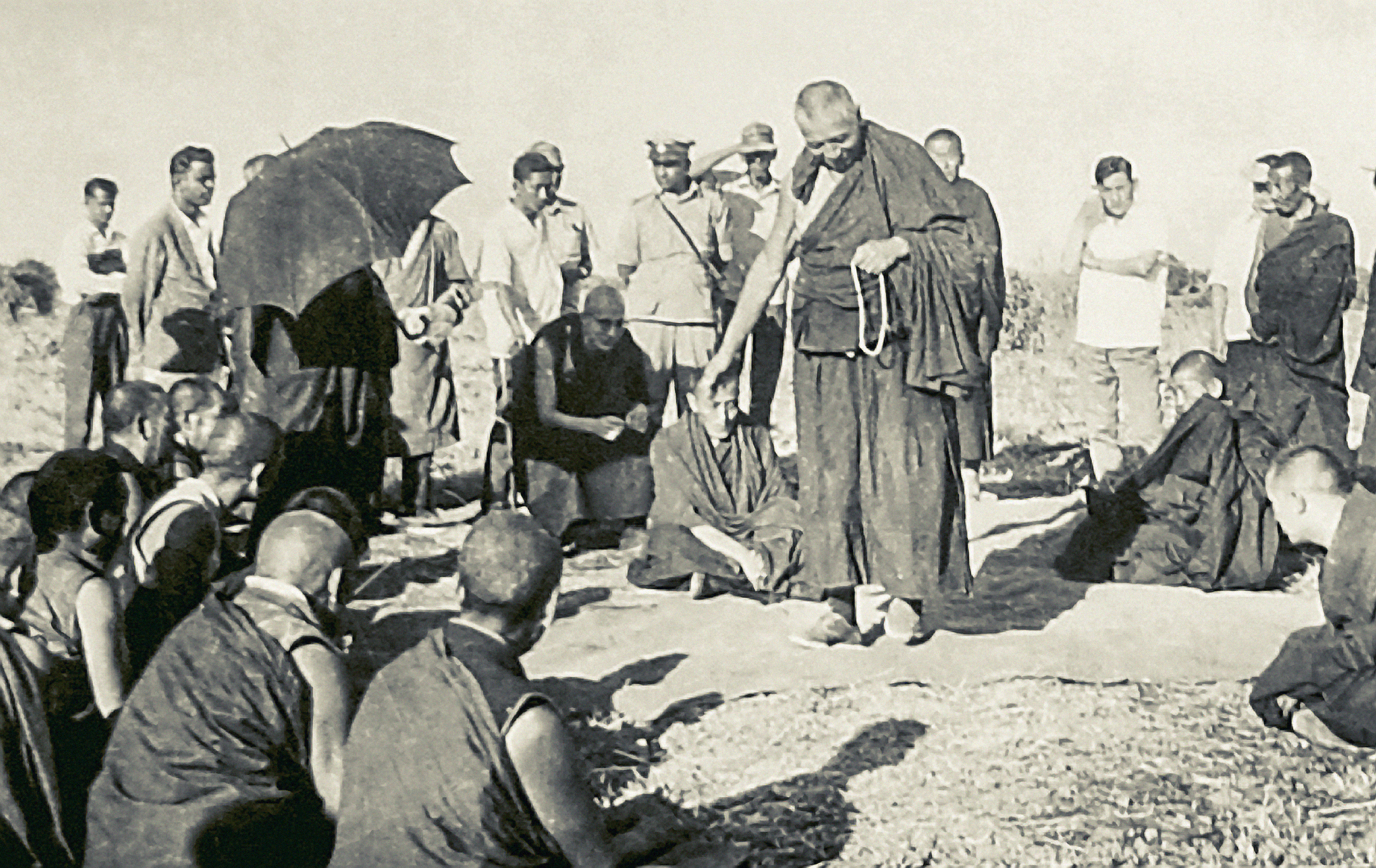 His Holiness examining a monk’s debate in the early years of exile from Tibet. Lama Zopa Rinpoche remembers one of the monks, Geshe Tenpa Tenzin, as a school teacher at the Young Lamas School in Delhi and Dalhousie who wrote a very good commentary to Lama Tsongkhapa’s In Praise of Dependent Arising. (Photo The Tibet Museum Photographic Archive)