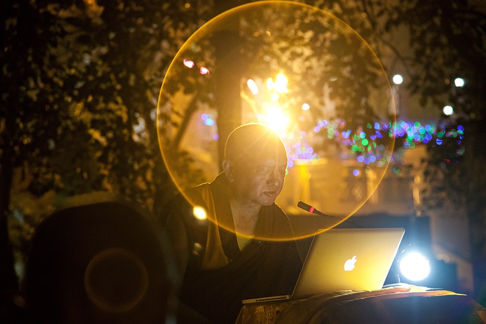 Lama Zopa Rinpoche gives the lung for the Mahayana Sutra of Golden Light, Bodhgaya stupa, India. (Photo Andy Melnic) 