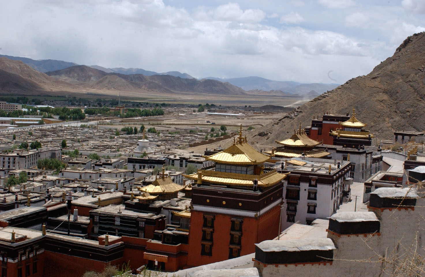 Tashi Lhunpo monastery, Tibet, from the outer circumambulation path. (Photo Bob Cayton)