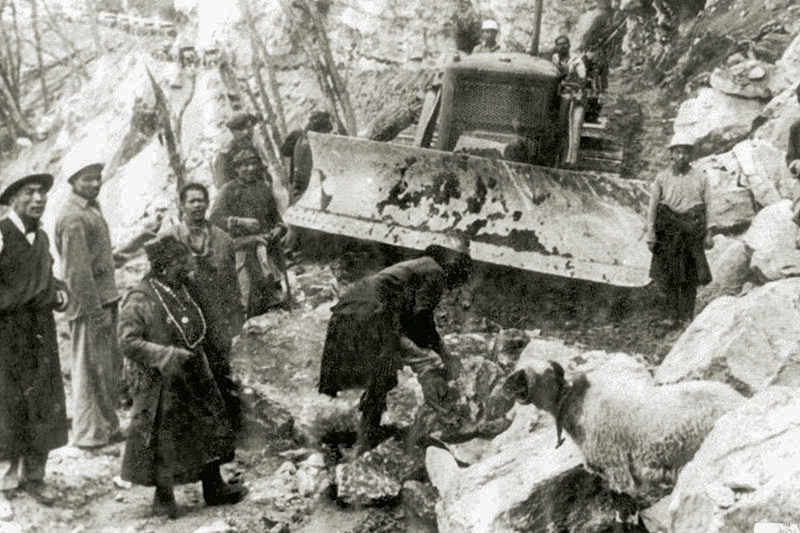 Tibetans working on the roads after coming into exile. Many monks were sent to work building roads in Northern India as a defensive measure against China. Only around 1,500 were able to go to Buxa to continue their studies. (Photo The Tibet Museum Photographic Archive)