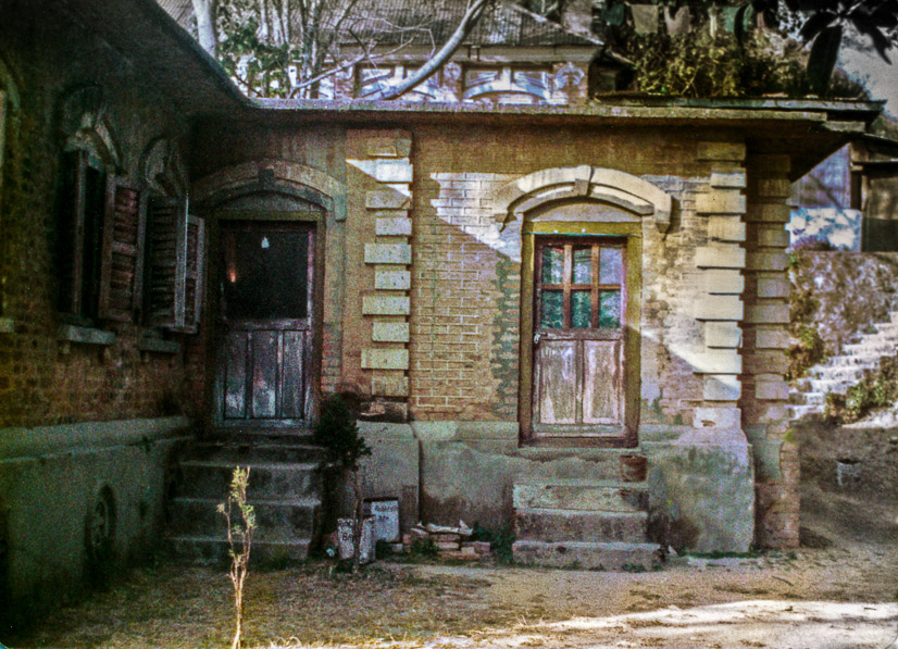 The door to the lamas’ room (right)